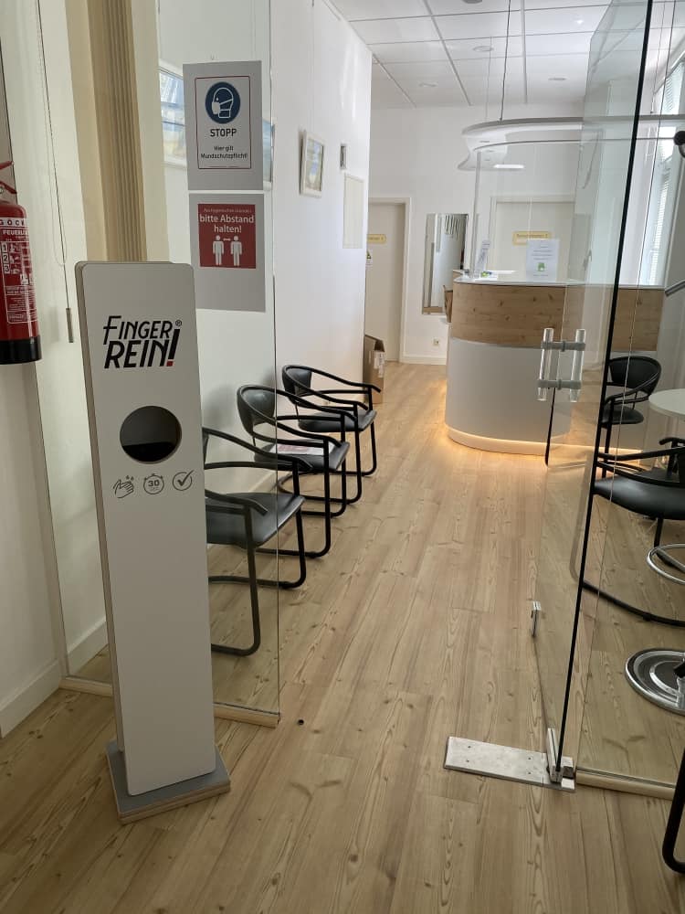 Fingerrein Desinfektionsspender Arztpraxis