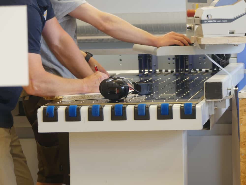 Produktion Desinfektionspender Plattensäge