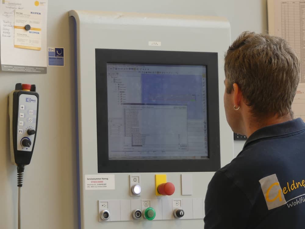 Produktion Fingerrein Desinfektionspender CNC Fräse